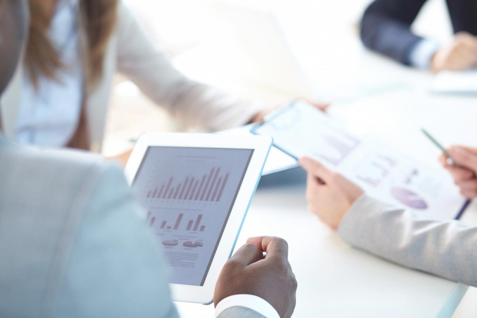 Analisi finanziaria e documentazione professionale per investitori