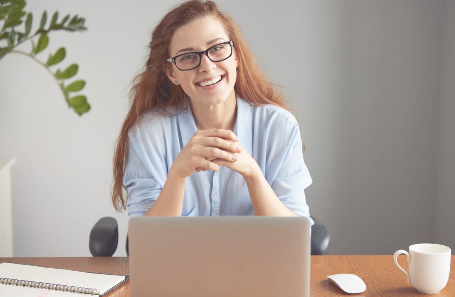 Analisi finanziaria professionale con documenti e grafici